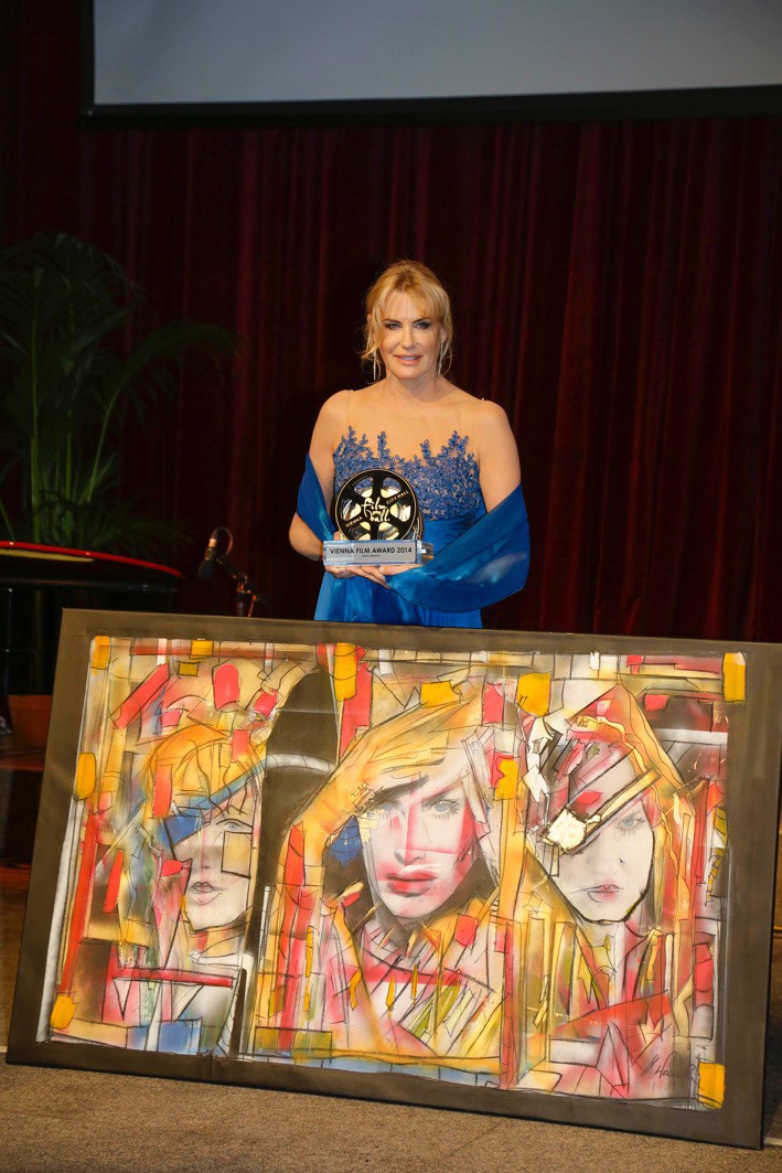 Hollywood Schauspielerin Daryll Hannah mit Gemälde von Herbert Wallner