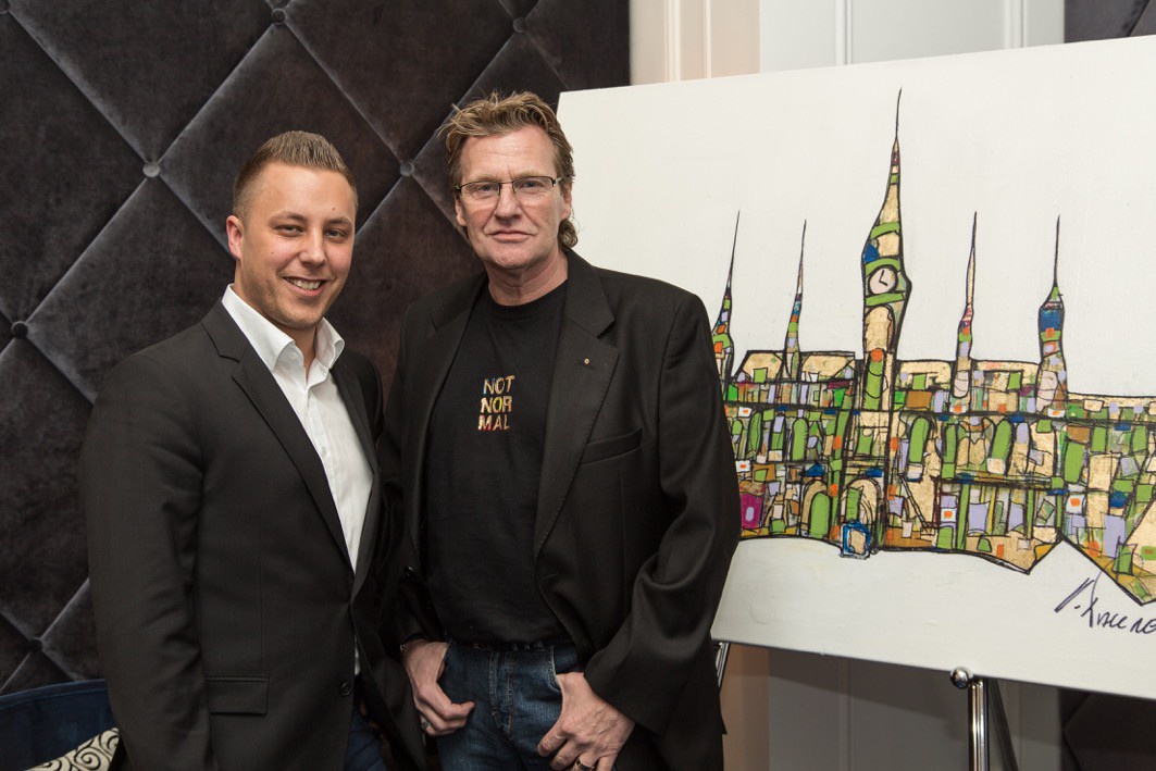 Manfred Schödsack & Herbert Wallner präsentieren das Bild für den Filmball 2015